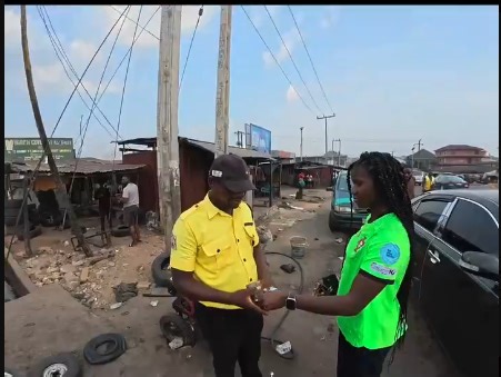 VIDEO: Esther Okoronkwo shares Christmas cash gifts to residents of Abia