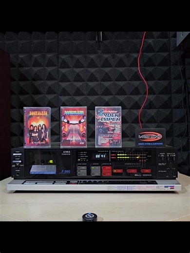 Rock mania generasi 90an pasti punya kenangan banyak dengan lagu ini, melodinya candu banget yak 😆 - Boomerang juga bisa melow #vintageaudio #musik #kaset #amplifier #kenangan