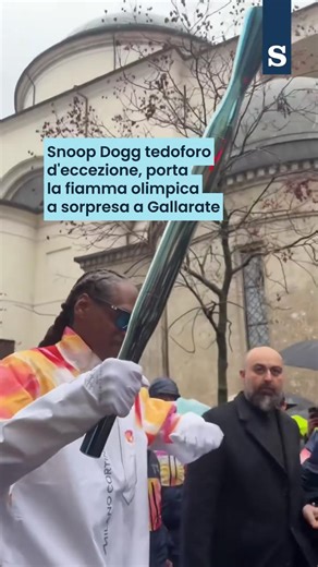 La star dell'hip-hop Snoop Dogg ha portato la torcia olimpica a sorpresa a Gallarate. Il rapper ha indossato l'uniforme ufficiale di Milano Cortina 2026 e ha accennato qualche passo di danza davanti alla folla. Snoop Dogg in versione tedoforo lo avevamo già visto nel 2024, quando trasportò la Fiamma olimpica per le vie di Saint-Denis in un evento che precedette la cerimonia di apertura in programma a Parigi. Video x milanocortina26 #news #MilanoCortina2026 #Olimpiadi | La Stampa