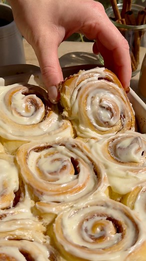 1.5M views · 14K reactions | The BEST Melt-In-Your-Mouth, gooey Cinnamon Rolls you’ll ever have - my years of testing & perfecting this recipe guarantee it! There’s even extra filling in the bottom of the pan that bakes into a gooey caramel sauce 拾 #BakingFun #cinnamonrolls #desserttime #bakingwithlove | Blue Bowl | Facebook