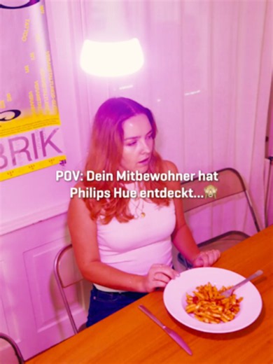 Mit Philips Hue gelingt dir jede Lichtstimmung – ob gewollt oder ungewollt... 🪩🙈🌈 👉 Smarte Beleuchtung gibt's via Link in der Bio. #Interdiscount #PhilipsHue #Licht #Smarthome #Beleuchtung #Lampe #Farben