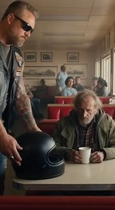 They laughed at the old man’s shaking hands—right before the biker walked in and placed his helmet on the table without saying a word. It was a small roadside diner somewhere in the Midwest. Lunch hour. Noise everywhere. Plates clattering. People talking over each other. The old man sat alone in the corner booth. Thin coat. Untrimmed beard. A single cup of coffee he kept warming with both palms. Someone whispered that he smelled. Someone else laughed louder than necessary. Then the biker appeare