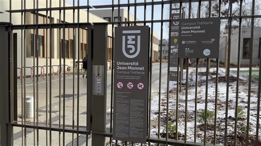 🌱 Une distinction nationale récompense l’engagement écologique et social de l’université stéphanoise. 🌍 L’Université Jean Monnet de Saint-Étienne a été récompensée par le label national « Développement durable et responsabilité sociétale » le 18 décembre dernier. Cette distinction, valable pour deux ans, valorise les établissements engagés dans la transition écologique et la responsabilité sociale. Pour l’obtenir, l’université a répondu à plusieurs critères touchant à la formation des étudiant