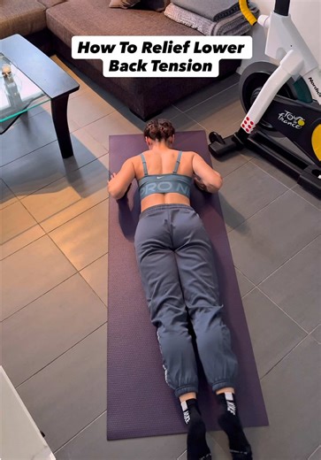 Lower back tight after your run? This is your reset 🔄⚡️ After miles on the road or hours sitting, your hips and mid-back stiffen up. When they don’t move well, your lower back works overtime. That’s when tightness creeps in 👀 This stretch restores rotation, unloads your lumbar spine, and helps you run with less stiffness and fewer aches 🙌 Repeat in both directions and hold for 3–5 deep breaths 🧘‍♀️ #backpainrelief #runningtips #backstretch