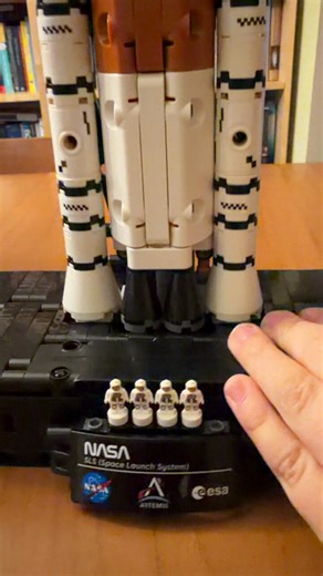 The stunning Artemis II LEGO set[📹 JEBistline]