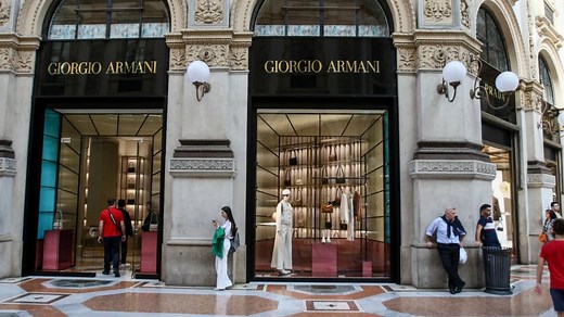 Des ouvriers chinois payés 4 euros de l'heure qui font 90 heures par semaine pour fabriquer des sacs à 4.000 euros: l'envers du luxe italien fait tache