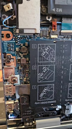 🧟‍♂️💻 IT-Zombie-Rechner: Eigentlich tot… aber läuft einfach weiter! Krass, aber wahr: Dieser Laptop war bei uns in der Reparatur, weil der Eigentümer meinte, er lässt sich nicht mehr starten 😅 Solche Probleme kenne ich von Dell – da kann man oft mit bestimmten Tastenkombinationen / Reset-Methoden noch etwas retten. Aber diesmal war es etwas komplett anderes 🔥 Auf der Platine waren an einer Stelle: 💥 zwei Kondensatoren durchgebrannt 💥 ein IC-Chip ebenfalls schon hinüber Und jetzt kommt das 