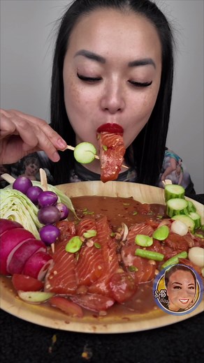 Delicious Spicy Salmon Salad ASMR Mukbang 🥗💃🏻