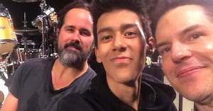 ¿Quién es Roberto Ramírez, el baterista mexicano que tocó con The Killers en el concierto del Foro Sol?