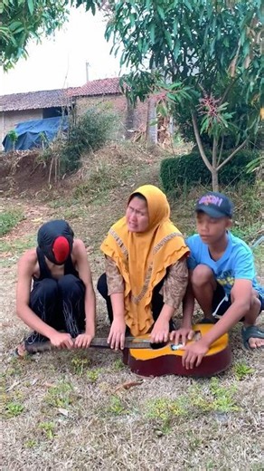 Street musician's DIY guitar making a scene #diy #creative #viral #art #craft