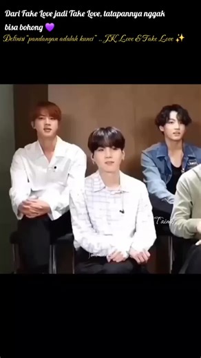 Galeri HP memang paling tahu cara bikin kangen. Sengaja buka file lama, dan momen ini muncul lagi… Momen legendaris yang tak pernah membosankan. Saat Jungkook mengucap “Take Love” .. bahkan “JK love”. Dan kita semua tahu, ke mana arah tatapannya. Dia menatap Seokjin sedalam itu. Seolah dunia di sekitarnya berhenti, dan yang tersisa hanya mereka berdua. Tatapan yang selalu membuat kita bertanya .. itu salah ucap… atau justru kejujuran? Rindu pada interaksi random mereka, yang selalu sederhana tap