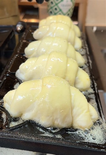 背徳Lv150の塩パンたい焼き ◎ 塩パンたい焼き 500円 …塩をかけたクロワッサンに背徳感溢れるバターを入れ込んだ鯛焼き 【店舗】SOBOONG (ソブン) 【住所】東京都新宿区大久保２丁目３２−２３ 和孝第２レジデンス 【アクセス】新大久保駅から徒歩5分 【営業時間】11:00-20:00 【定休日】不定休 【予算】￥500～￥1,500 【Sin Lv150! An Butter Taiyaki】 Salted Croissant Taiyaki – $4.50 A taiyaki filled with rich, indulgent butter, wrapped in a salted croissant crust that’s bursting with decadence. Location: SOBOONG Address: 2-32-23 Okubo, Shinjuku-ku, Tokyo, Wako Second Residence Access: 5-minute walk from Shin-Okubo Station Hours: 11:00 AM – 