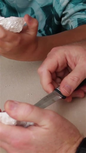 How hard is it to find a natural pearl? 🦪✨ While about 1 in 10,000 wild oysters might contain a pearl, only 1 in a million of those will be of gemstone quality. That’s why nearly all pearl jewelry today features cultured pearls—grown through a refined process that allows for consistent shape, luster, and quality. Cultured pearl production make the beauty of pearls more accessible than ever… no shucking required 😉