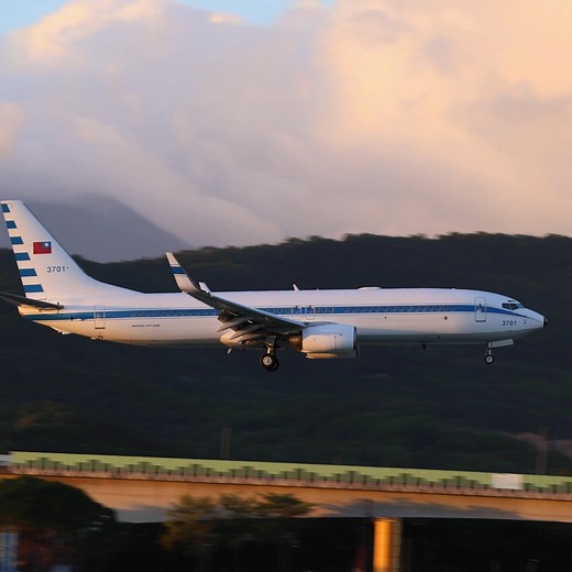 總統搭乘3701；副總統、五院正副院長、部長、參謀總長及各軍司令的專機為福克50型行政專機，中華民國空軍現役為"5001"、"5002"、"5003"三架！5001 Taiwan Air Force Fokker 50 | Taiwan Aviation 小謙日常