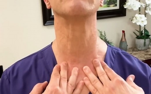 按压这个位置改善脖子前倾，让身体放松纠正体态的方法分享【Mandell博士】