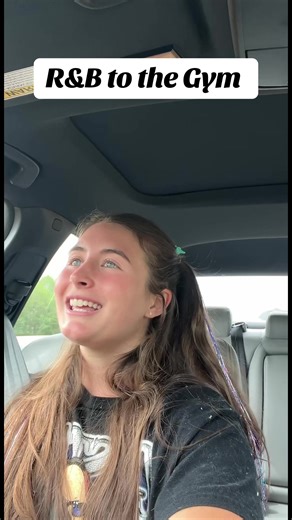 I’m really out here just posting anything 🤣 what type of music do you like to listen to on the way to the gym? 🤔 #music #gymgirl #bodybuilding #gymmotivation #gymrat