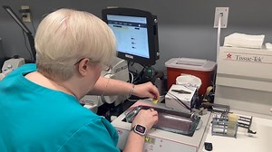 Happy Monday! Step inside the histology lab with me as I prepare tissue sections for microscopic diagnosis! This is the behind the scenes work that helps pathologists identify what’s really going on at the cellular level. Follow for more fun behind the scenes science! #histology #behindthescenes #histotech #medical #laboratory | Anatomic Insights LLC