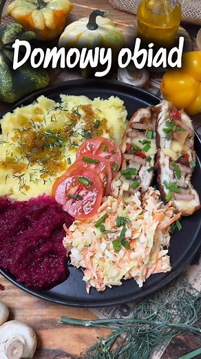 Dzień dobry. Dziś mam dla was kolejny pomysł na pyszny i prosty obiad. A teraz przepis na szaszłyki z indyka: Składniki: 1 duży filet z kurczaka kilka pieczarek około 15 dag sera żółtego w kawałku pół papryki 1 cebula Kiełbasa u mnie podwawelska natka pietruszki ,sól ,pieprz, kilka patyczków do szaszłyków oraz mąka, jajko, bułka tarta do panierowania. Wykonanie: Mięso kroimy w duże plastry a następnie lekko tłuczemy i przyprawiamy. Na patelni podsmażamy na oleju pieczarki paprykę, kiełbasę oraz 