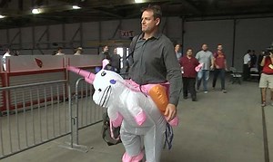 David Johnson 'honors' former Cardinals QB Carson Palmer with hat