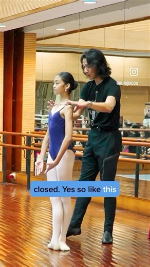 🩰 The preparation position in ballet serves as the dancer’s launchpad for a myriad of steps and sequences. It’s not merely a static pose but a dynamic and pivotal moment where the dancer mentally and physically readies themselves for the dance ahead. 📽️ To learn more about it, watch this video until the end! 👉 Click the link in our bio to explore our virtual ballet classes today 🌟 | Runqiao Du Ballet Coaching