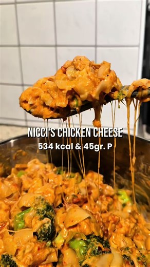 Nicci‘s Chicken Cheese 😋🧀 High-Protein, super schnell zubereitet, familientauglich und perfekt für Meal Prep geeignet. Nährwerte pro Portion: 534 kcal | 45g Proteine | 60g Kohlenhydrate | 12,6g Fett Zutaten: Hähnchenmischung: • 1 kg Hähnchenbrust, gewürfelt • 1 Zwiebel, fein gehackt • 30 g Tomatenmark (2 Esslöffel) • 30 g Knoblauch (2 Esslöffel, frischer Knoblauch, ca. 4 Zehen) • 15 g Ingwer (1 Esslöffel), fein gerieben • 30 g Butter (2 Esslöffel) • 400 g gehackte Tomaten • 50 g getrocknete To