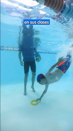 Matías se sumerge en la diversión. #natación #clasesdenatacion #natacioninfantil #diversion