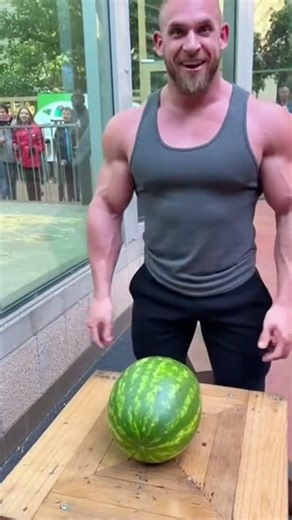 Bodybuilder vs Gorilla… The Ending Is INSANE 😳