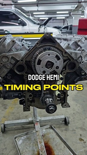 4.2K views · 200 reactions | Hasta los más modernos motores OHV tienen un punto de sincronizacion sin complicaciones, y la cadena ayuda mucho con eso.... Solo lo complicaron, en que El cigüeñal no está a las 12 o las 6... esta como a las 4:30 jajajajaja #mecanico #taller #mecanipana #1080garage #taller #vzla #motor #engine #dodge #hemi #repair #mantenimiento #reparación | MecaniPana | Facebook