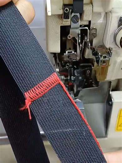 How to join rubber using an overlock machine 🧵🪡 #sewing #costura #sewingtips #sewingrepairs #sewingmaitenance