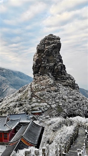 A post-snow fairytale comes alive at the Mount Fanjing World Heritage Site, where crystal-clear rime and golden sunlight help create a winter dreamscape. For more: https://news.cgtn.com/news/2026-01-08/Rime-and-snow-transform-Mount-Fanjing-into-a-winter-wonderland-1JLeZ4ZKxLW/p.html #ChinaTravel #BetterLife #Winter #SpringFestival2026 #YearOfHorse #Tongren | China Plus Culture