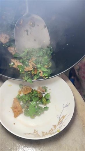 #江西菜 #辣椒炒肉 #无辣不欢 江西名菜余干丰收辣椒炒肉，辣椒肉质细嫩，皮薄口感鲜美，吃后略带甜味，辣椒比肉都好吃#下饭菜 #余干枫树辣椒炒肉