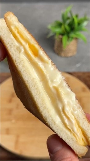 THE CRISPIEST EGG & CHEESE SANDWICH YOU’LL EVER MAKE!