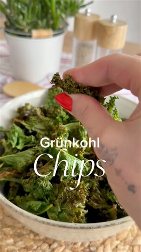 🥬 Grünkohl-Chips (nur 130 kcal für die ganze Portion) Du willst knusprige Chips ohne schlechtes Gewissen? Dann probier diese Grünkohl-Chips – super simpel, mega lecker und nur 130 Kalorien für die ganze Portion! Perfekt als Snack, wenn du Lust auf etwas Crunchiges hast, aber keine Lust auf fette Chips. Bonus: Du brauchst nur 4 Zutaten und 6 Minuten im Airfryer. 🛒Zutaten • 100 g Grünkohl • 10 ml Olivenöl • etwas Zitronensaft • More Spices Salz-Mischung 💡 Tipp | Anzeige: Mit dem Code „lauri“ be