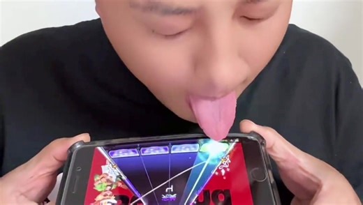 Man plays mobile rhythm game using only his tongue