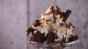 😍 It's never too cold for a 'Here Comes The Fudge' Sundae 🤤 Topped with chocolate fudge brownie, fudge pieces, chocolate fudge sauce, whipped cream and finished with a Cadbury’s Fudge. 🍫 | CoCo Gelato