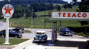 1940s America - Classic Cars, People, and Cities in COLOR - 1Funny.com