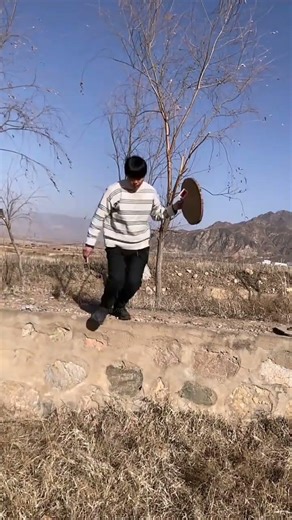 纸牌五米外飞木墩