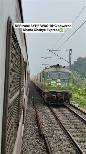 Dhano Dhanye Express crosses Ranaghat–Lalgola Passenger 🚆🔥 Watch till the end!