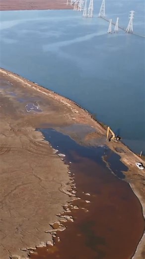 Save The Bay on Instagram: "Why would we take a wrecking ball to a levee that was built to stop flooding? Because the marsh behind it is going to: 1. Absorb storm energy. 2. Give habitat to creatures of the Bay. 3. Capture carbon The levee outlived its purpose, and there’s a newer, greener flood protection strategy in town. Learn more about this project by visiting the 🔗 in our bio!"