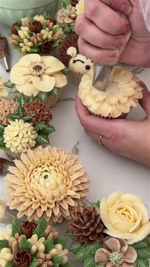 Beginner's Guide to Buttercream Flower Decorating