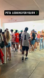 Cane fan walking around with a 🐊 ETS👀😂😂❌😵 | FOOTBALLVILLE