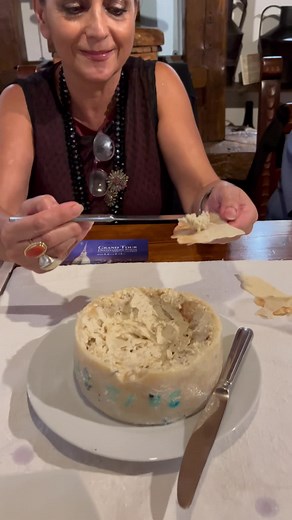 ❤️La grande artista Franca Masu si delizia con uno del prodotti più caratteristici della cucina di Sardegna, su casu marzu. #storiadellacucinadisardegna #casumarzu Azienda Agrituristica Sa Mandra | Storia della cucina di Sardegna