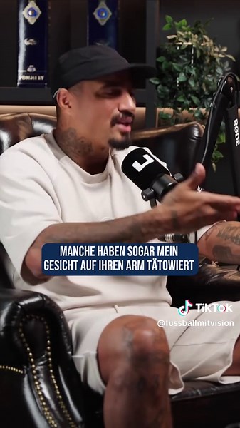 Kevin-Prince Boateng spricht offen darüber, wie leer ein Leben sein kann, selbst wenn man sportlich alles erreicht hat und materiell an der Spitze steht. Titel, Geld, Ruhm – nichts davon konnte ihm den Frieden geben, nach dem er sich gesehnt hat. Erst als er begann, nach dem zu suchen, der ihn geschaffen hat, fand er das, was ihm all die Jahre gefehlt hatte: echte Freiheit, Heilung und Hoffnung in Jesus Christus. ✝️ Ein ehrliches, schonungsloses Gespräch über Erfolg, Zerbruch – und den einzigen,