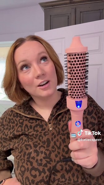 Big volume, smooth blowouts, zero damage 🔥 The Kitsch Volumizing Thermal Round Brush lifts at the root, smooths every strand, and gives you that bouncy salon finish at home. #hairtools #blowoutbrush #volumizinghair #kitschbeauty #hairvolume