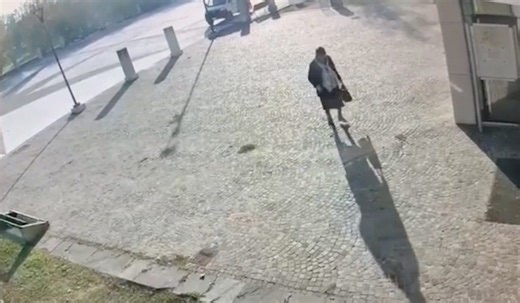 Il video dell’uomo che si è travestito per sembrare la madre morta e intascare la pensione: la truffa durata 3 anni