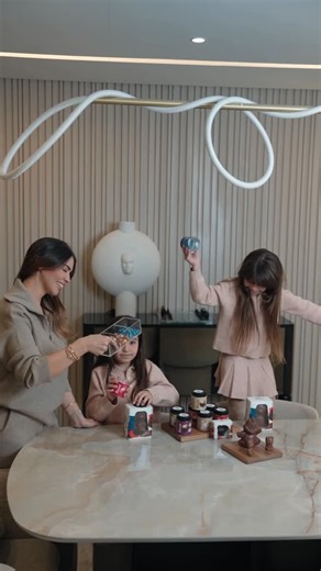 Saida Haouari on Instagram: "Quand les filles choisissent leurs coups de cœur 🍫 Les nouveaux chocolats de chez @biwai_chocolate @benyaghlaneshops_biwai 🫶"