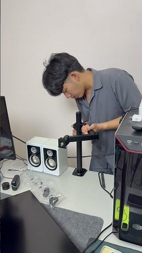 Review of a 32-inch monitor stand, weighing 9 kg, without drilling holes in the table or wall, an...