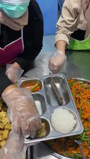 Menu Makan Bergizi Gratis Hari Ini, 12 Februari 2026. Lengkap dan seimbang Dukung tumbuh kembang anak dengan asupan gizi yang cukup dan aman. Makan enak, Gizi seimbang, Anak sehat & semangat belajar. 💪 Menu Utama : - Nasi Putih - Ikan Dencis sambal - Tahu Goreng Tepung - tumis buncis wortel - Jeruk manis Jumlah Penerima Makan Bergizi 2.626 Porsi. #MakanBergiziGratis #MBG #GiziSeimbang #MenuSekolah #AnakSehatIndonesia