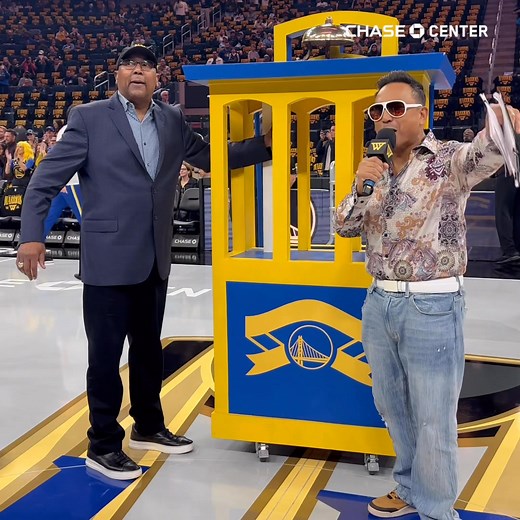 1975 NBA champion 🔔 Charles Dudley ringing tonight’s bell as we honor the 50th anniversary of the Golden State Warriors 1974-75 championship team! | Chase Center