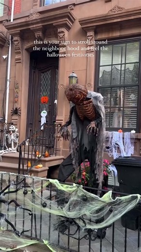 This is your sign to stroll around the neighborhood to enjoy the Halloween festivities! 🎃👻💀 Take